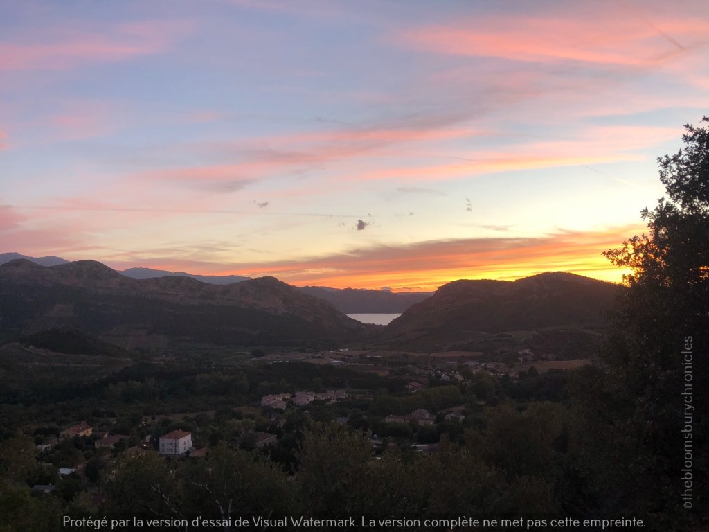 coucher de soleil sur le Golfe de St Florent par The Bloomsbury Chronicles